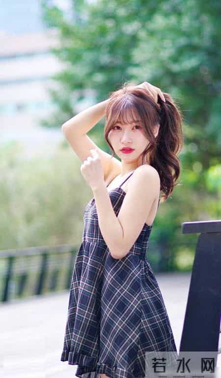 蓝色抹胸小衫搭配牛仔短裤，减龄又时尚，尽显十足女人味