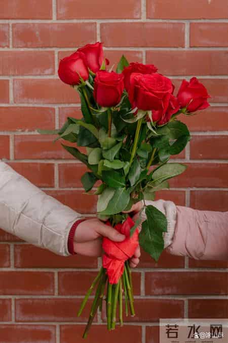 说实话，男人骨子里只“看得起”一种女人，和漂不漂亮没关系