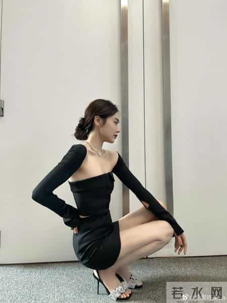 美娜这么喜欢躲着拍照？