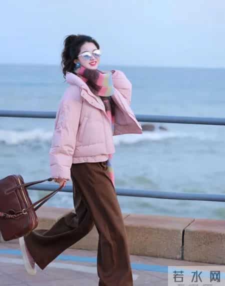 如果你有一条棕色裤子，上衣这样搭配，高级感拉满！