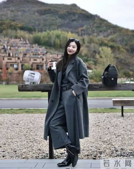 “深灰色大衣+阔腿裤”秋冬最经典搭配，干练随性有气质，太爱了