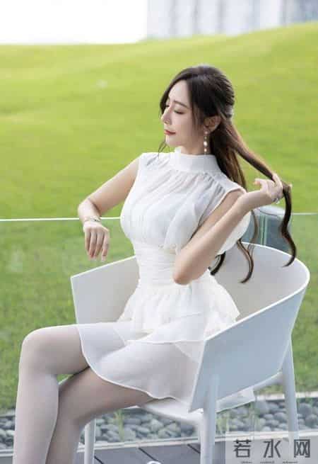 一条设计感满满的小白裙，兼顾上班和约会，让你日常通勤两不误