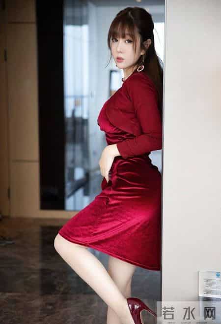红色丝绒连衣裙奢华优雅，给人满满的女人韵味，解锁高雅温柔之美