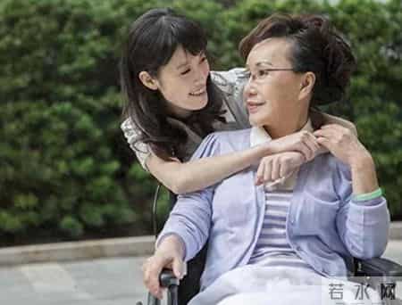 母亲退休后住我家,20年没掏一分钱,去世留下信封,我才幡然醒悟