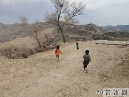 95年得知我准备去相亲，邻居的女儿连着三天来我家借盐，母亲笑了