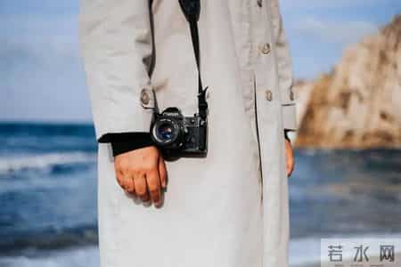 如果一个人还穿10年前的衣服，说明她这3个方面很特别