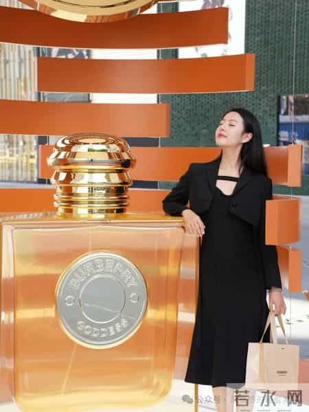 参加香氛活动，穿了这身黑色小套装！