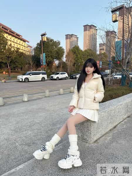 秋冬纯欲密码！奶白羽绒服+百褶裙的显腿长公式被我拿捏了