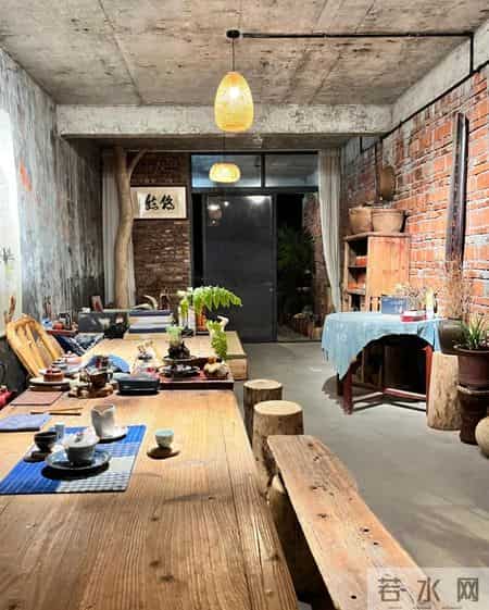 福建一男子，因“入住毛坯房”走红，仅一茶室就圈粉无数，真高级