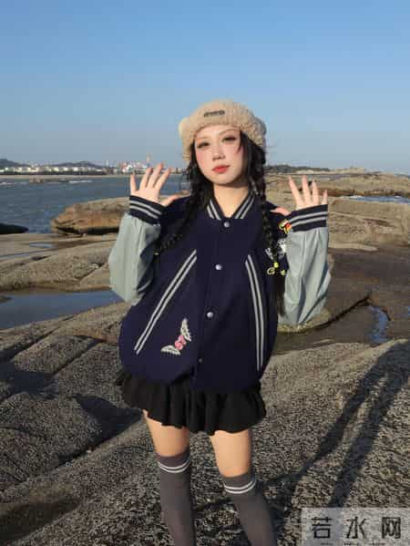 棒球服+短裙在海边把“甜酷松弛感”焊死了