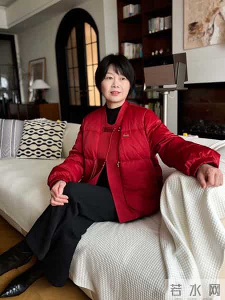 女人上了年纪后,尽量不要穿卫衣、小脚裤,换成这些会更时髦洋气