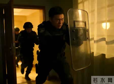 岳母举报我藏枪支，当晚我家被破开，武警搜查后看到我的证件懵了