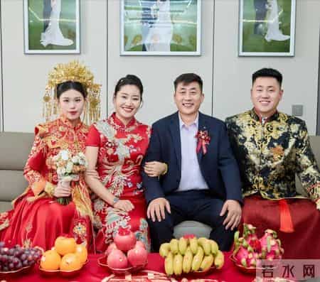 新郎晒44张婚纱照，仅有6张新娘正脸，其余大半是母亲，女方回应