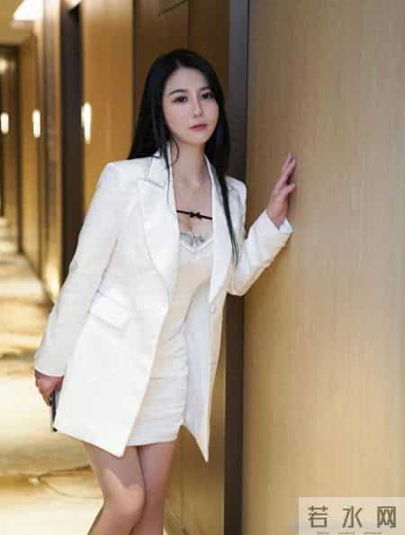 久经沙场的职场女性，一身全白的搭配，最干练的一种穿法