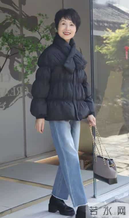 这位奶奶真会保养！63岁穿的像40岁，时尚洋气白搭又减龄值得模仿