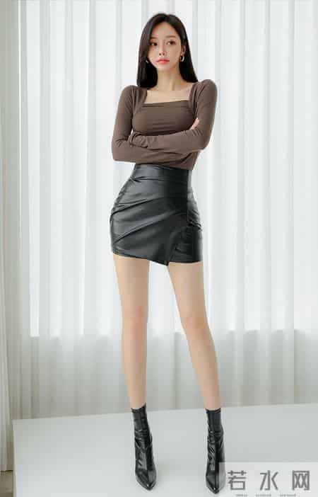颜值身材太美艳了~棕色方领+黑皮裙的绝配