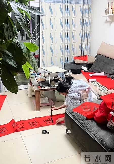 呆呆回合川老家写春联，晾在阳台全被风刮跑了，一万份根本写不完