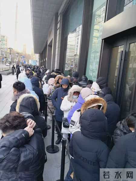 “贴脸”老铺黄金，君佩在广州太古汇开店，有西安游客消费20万，还有人通宵工作后来排队买金