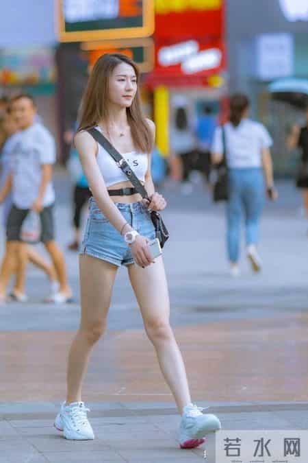 白色小背心搭配牛仔短裤,成熟性感却又充满青春活力