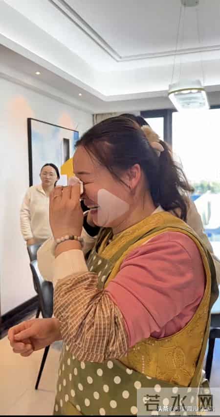 周阿姨委屈落泪