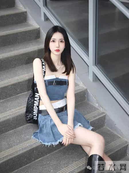 牛仔抹胸 + 百褶短裙，辣妹风街头穿搭
