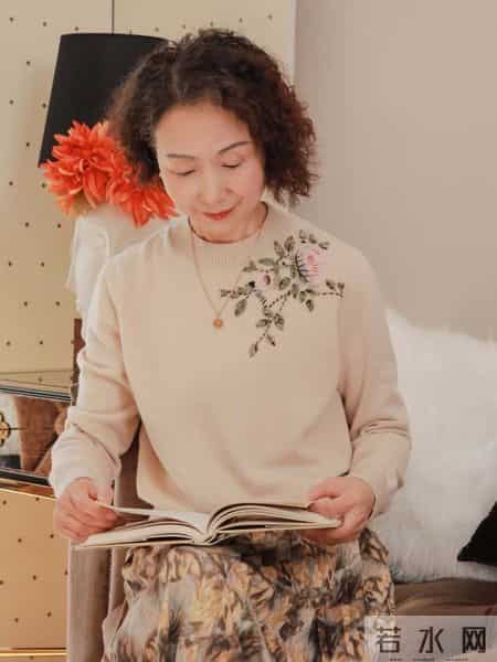 女人上了年纪后,尽量不要穿卫衣、小脚裤,换成这些会更时髦洋气