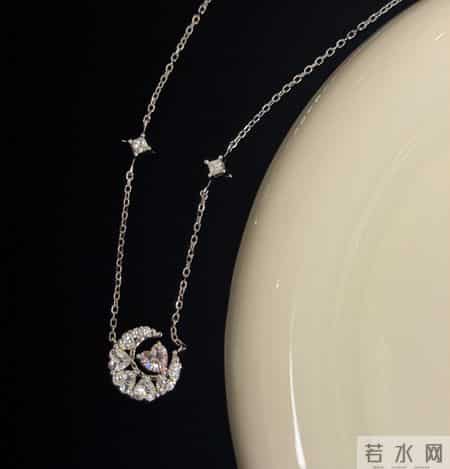 男子在路边捡到一女婴，30年后，发现她竟戴着我当初送战友的项链