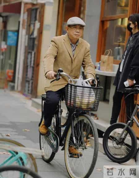 男人老了：可以不穿花衬衫、卫衣，但这3件“上衣”不能少！