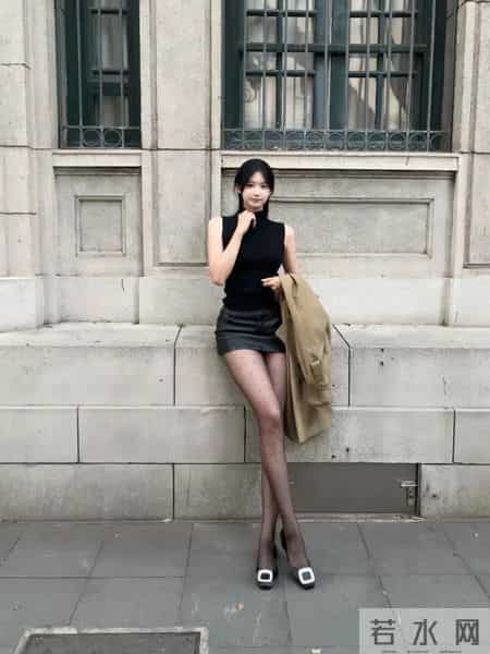 “咖啡馆拍照”穿什么？黑色上衣+西装裙最稳，怎么拍都不慌