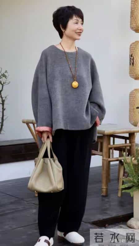 这位奶奶真会保养！63岁穿的像40岁，时尚洋气白搭又减龄值得模仿