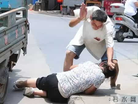 为什么他敢在家打老婆，却不敢在单位打领导，揭开家暴的权力精算