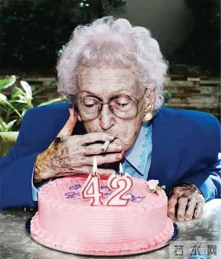 48张老照片看奇闻奇事，爱因斯坦合影卓别林，沙漠中的绿洲，在建中的埃菲尔铁塔