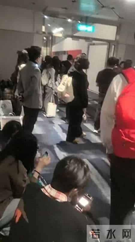 香港飞常州航班一女乘客称“飞机要爆炸，要求下机”，进跑道飞机折返排查3小时，有乘客选择不飞，航司回应
