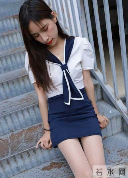 一条简约又有设计感的连衣裙,显瘦不挑人,小个子上身也无压力