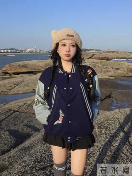 棒球服+短裙在海边把“甜酷松弛感”焊死了