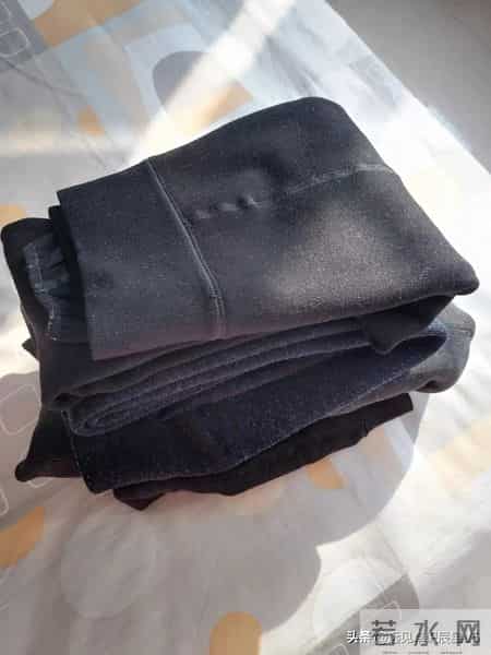 姐妹们都穿过这种打底裤吧。今天整理衣服,翻出来三四条