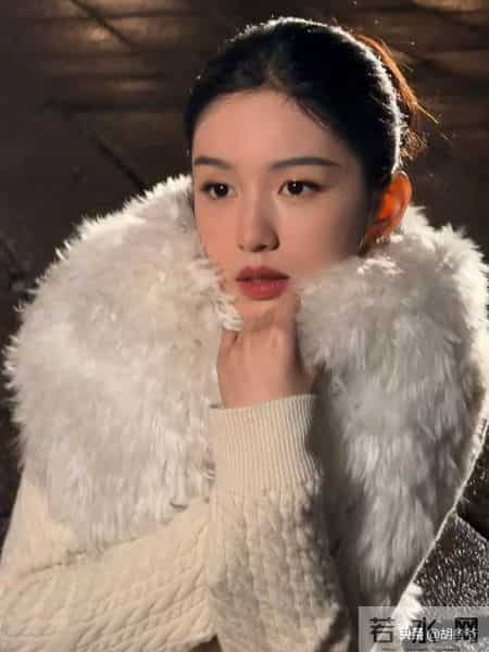 巴黎明星见光死！刘嘉玲发际线秃，周也脸肿，温碧霞一身红好辣眼