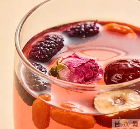 桑葚干的4种神仙搭配！一杯花茶解决你的皮肤、睡眠、脱发烦恼