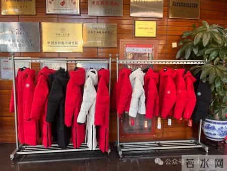 高校羽绒服走红，不只是一件冬衣那么简单