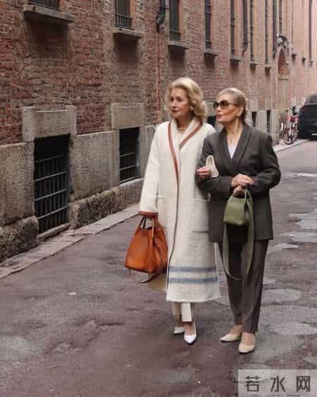不得不说，法国女人才是最会穿的，不管是20还是80岁美的松弛优雅