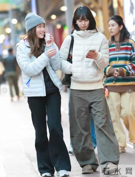 再次重申：羽绒服下面尽量少穿运动鞋，学成都太古里这样穿温暖又高级