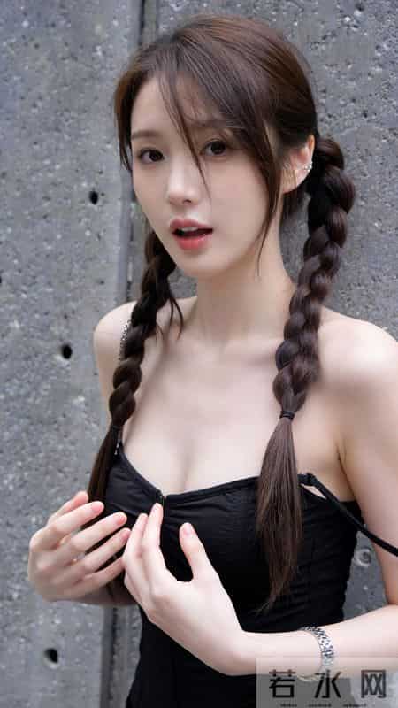 黑色穿搭，抹胸上衣才是灵魂单品！它的鱼骨收腰设计勾勒傲人曲线