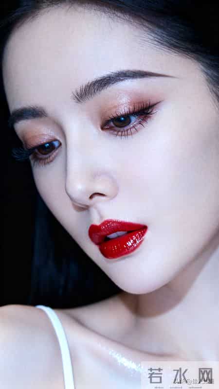 烈焰红唇配清冷眼神，这颜值你给打几分？