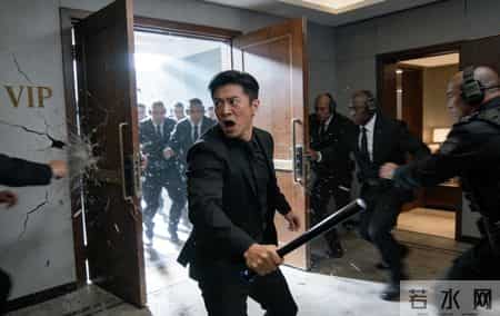 60岁保洁被经理当众羞辱下跪，她起身打了个电话：帮我处理个事