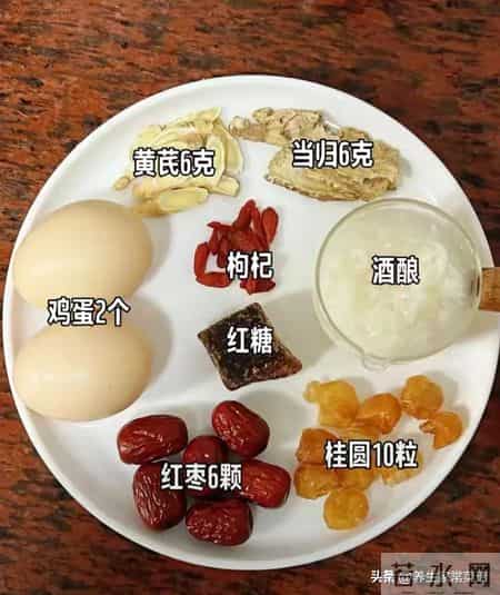 气血不足百病生！医生：少吃红枣花生，多喝3汤，气血双补显年轻