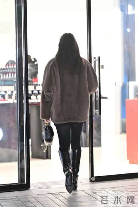 8厘米的黑色尖头细跟长靴,搭配黑色紧身裤,深灰色貂皮外套