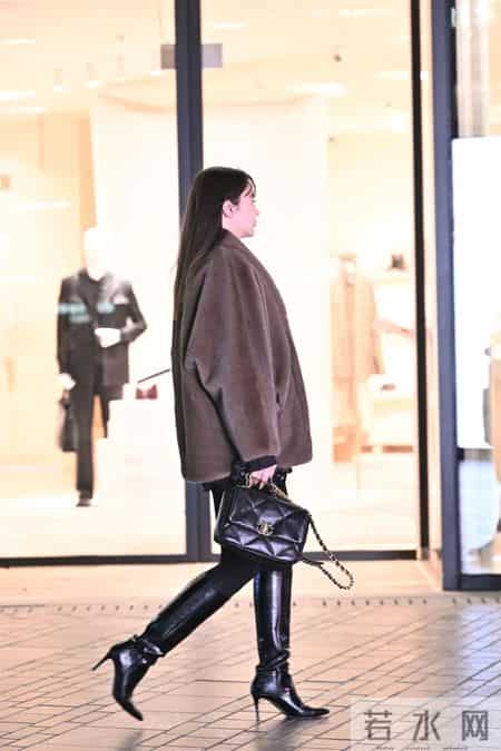 8厘米的黑色尖头细跟长靴,搭配黑色紧身裤,深灰色貂皮外套