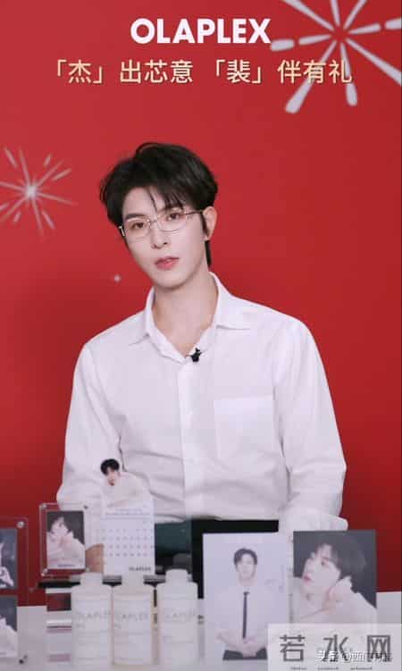 邱鼎杰直播白衬衫配金丝眼镜霸总范十足！衬衣褶皱多成槽点！