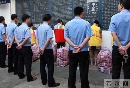 为什么进了看守所后大家穿的马甲颜色不一样？