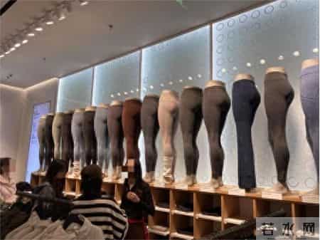 “一蹲就透”？Lululemon再现产品争议 此前瑜伽裤因存走光风险启动召回
